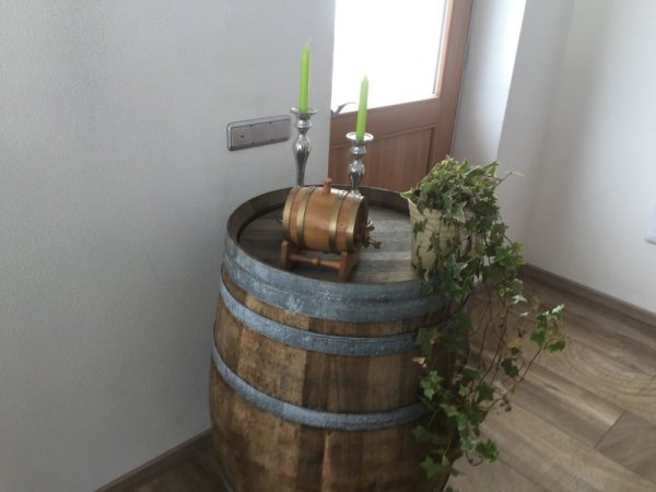 Fasstisch Weinfass als Stehtisch aus Eichenfass Holzfass medium patiniert und Fassmöbel für rustikales Ambiente